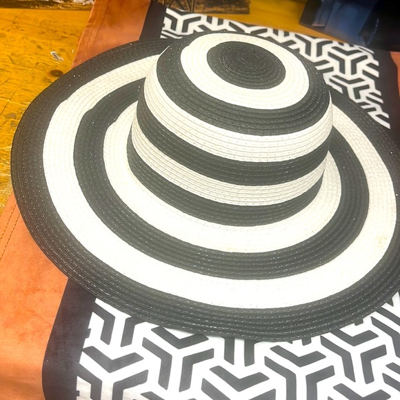 Accessories - Black & White Striped Big Brim Beach Hat